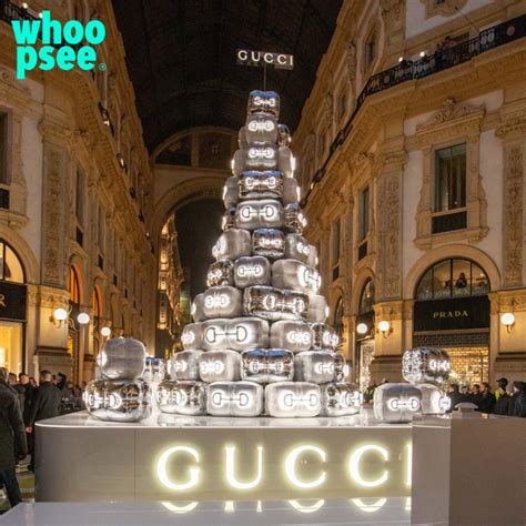 albero di milano gucci|Galleria, si accende l'albero di Natale di Gucci (che già divide i .